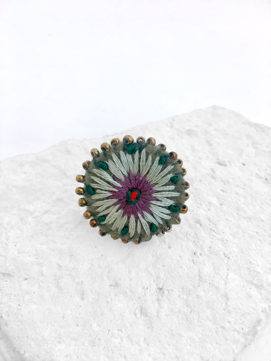 Anillo ajustable color verde de tela bordado a mano. joyería textil online